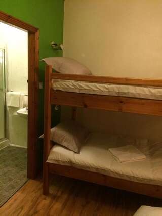 Отели типа «постель и завтрак» Harbour House Budget Accommodation Слайго Семейный номер с общей ванной комнатой-5