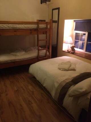 Отели типа «постель и завтрак» Harbour House Budget Accommodation Слайго Семейный номер с общей ванной комнатой-2